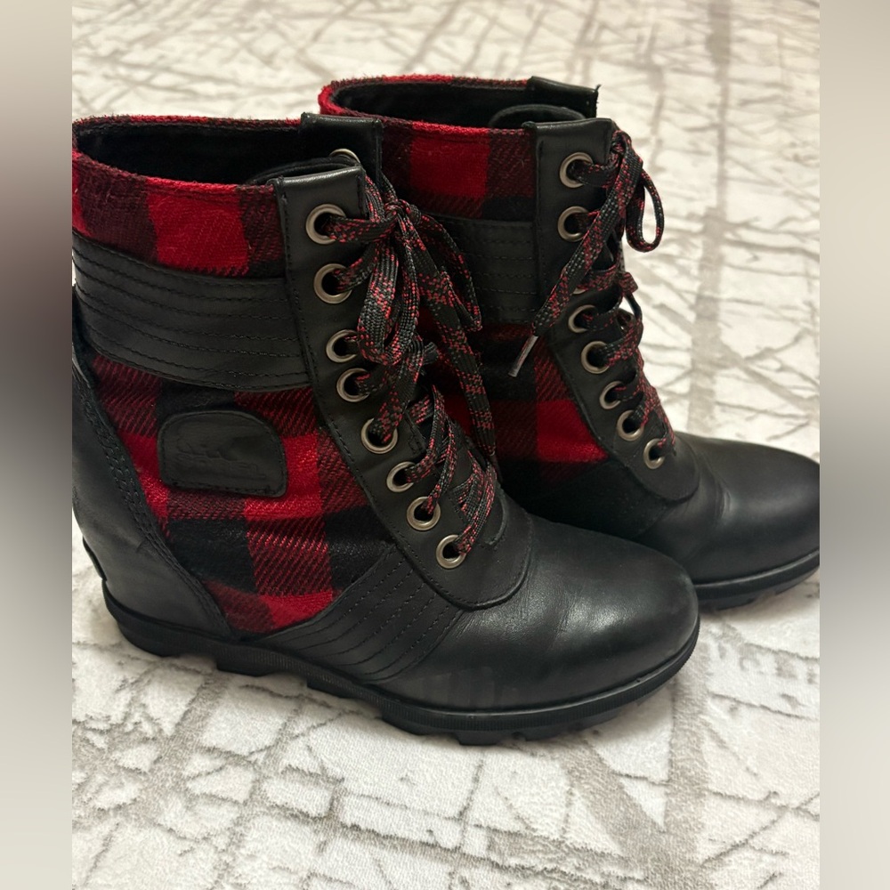 Sorel Women’s Black & Red Plaid Lace-Up Wedge Boot. Size 8/39.